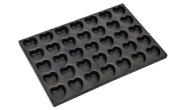 صينية قوالب كيك على شكل قلب